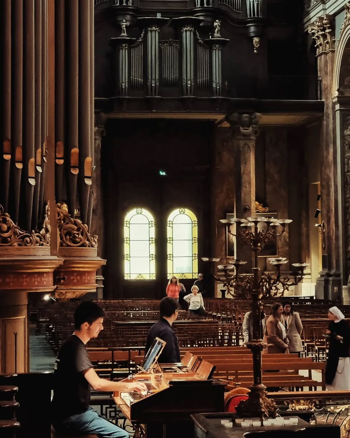 Quel honneur d'avoir pu jouer sur les grandes orgues de la basilique de la Daurade pour la @paroisseetudiantedetoulouse tout au long de cette année et aux côtés de @emanuelzozor_organist !
Rdv l'année prochaine !
Photo par le grand @emanuelzozor_organist
