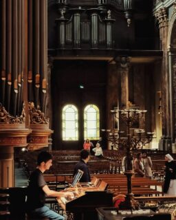 Quel honneur d'avoir pu jouer sur les grandes orgues de la basilique de la Daurade pour la @paroisseetudiantedetoulouse tout au long de cette année et aux côtés de @emanuelzozor_organist !
Rdv l'année prochaine !
Photo par le grand @emanuelzozor_organist